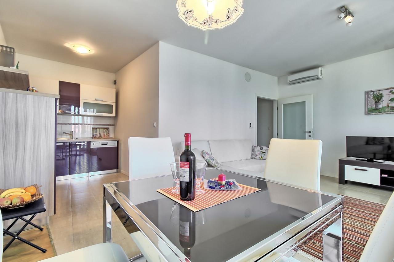 Summertime House With Apartment Umag Exterior foto